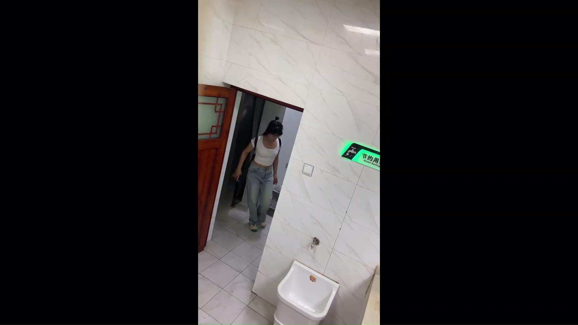 潜入女厕心跳 各种白领小姐姐 美女如云大[20240706-154019].jpg