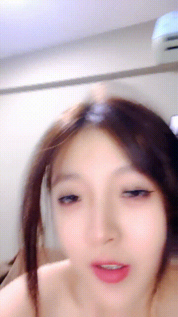 校花级妹子全程露脸精彩大秀直播，跟狼友撩骚互动，舔弄奶油假鸡巴湿身诱惑，跳蛋塞逼.gif