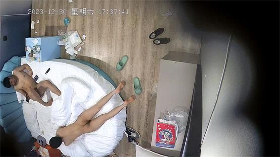 酒店❤️假期堪比明星 饥渴情侣黑白丝换着穿 变着花样操穴.mp4_20240707_200756.270.j.jpg