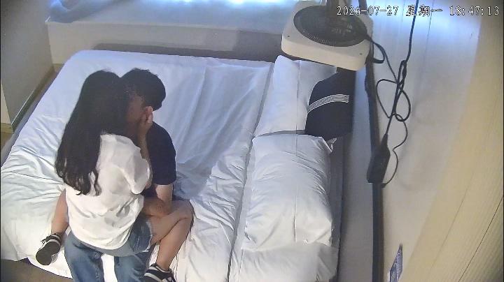 7-27酒店TP 年轻小情侣 恩爱到情难自禁 打个炮释放一下 穿牛仔短裤的邻家姐姐真很有.jpg