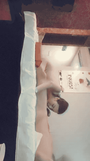 山鸡岁月老哥足浴养生女技师全套，舔背磨屁股口交乳推，硬了骑上来插入，拉着手翘起屁.gif