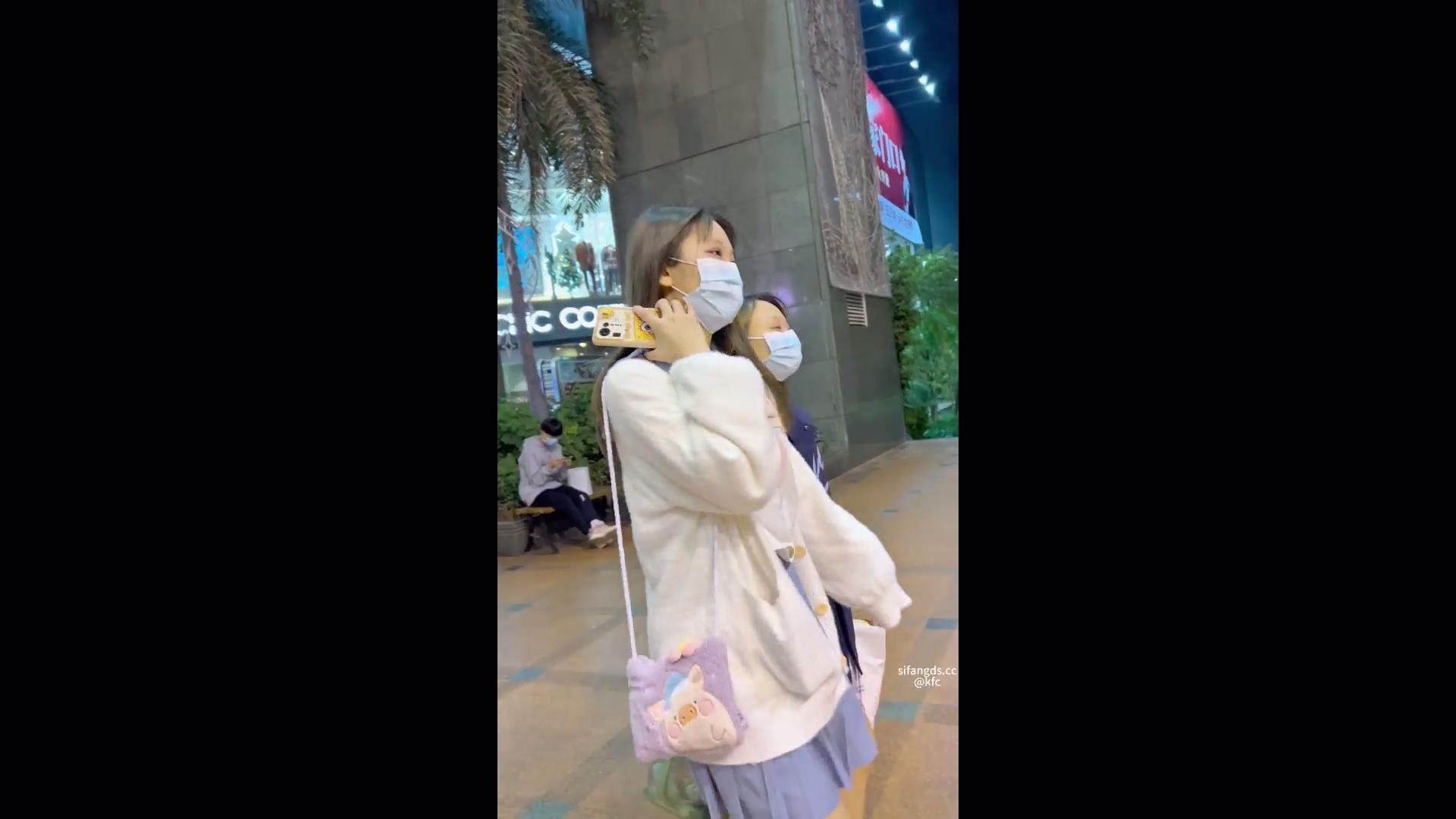 【裙底❤️春光乍泄】抄底逛街的两个JK制[00_03_00][20240628-220306].jpg