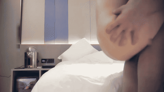 【七天高端外围】极品影视学院毕业生_高颜值好身材牛仔裤大奶妹，舔奶特写口交抬腿侧.gif