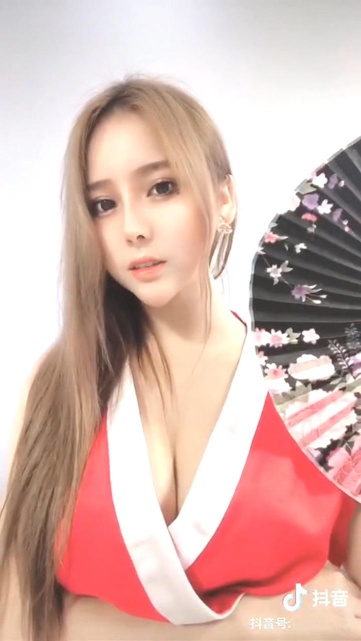 抖音超靚嫩妹性愛自拍白絲制服足交無套抽插顏射／完美身材禦姐韻味十足性感裝魅惑自拍.jpg