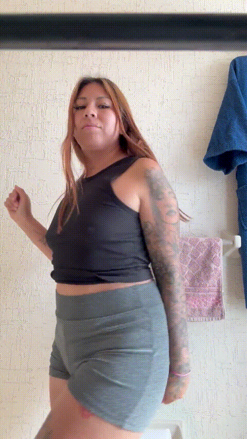 SEXY PIGE Klæder sig af, FØR DU GÅR ET BRUSER_p5_compressed.gif