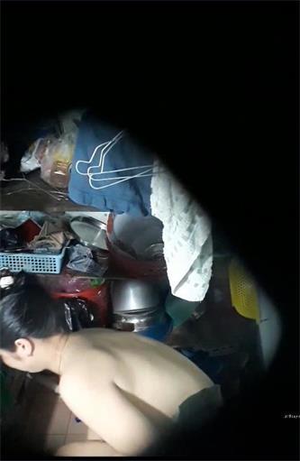 拥挤的出租屋趴窗偷窥白白嫩嫩的美少妇简单[00_00_12][20240624-203117].jpg.jpg