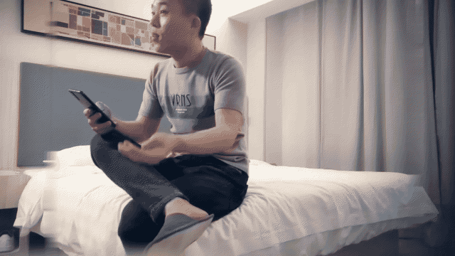 【七天高端外围】极品模特_迷人美乳让人把持不住，高颜值女神甜美干起爽。_5p.gif.gif