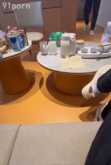 朋友妻不客气 一起3P轮操调教兄弟的极品丝袜大长腿淫妻1668 (2).gif