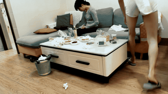 【瘦子探花】良家少妇遇渣男，哭诉完被强操，小逼逼水多，被干肿了，来个特写很震撼_5.gif