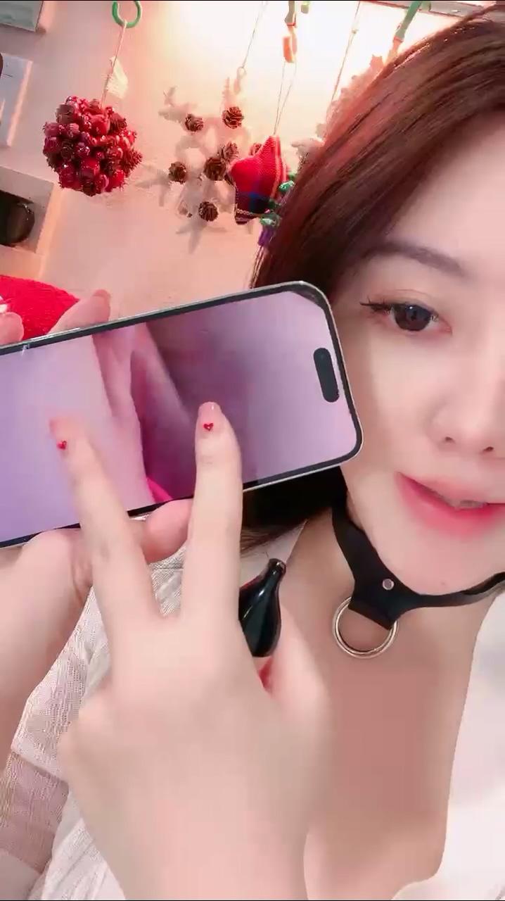 第一粉穴网红女神！全身粉嫩极品美乳！难得玻璃插穴，光滑白皙美臀，手指扣弄，棒子抽.jpg