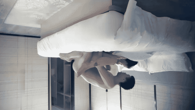 【七天高端外围】半夜来的年轻小妹_近距离特写交舔屌，上位骑乘扭动小腰，抬腿侧入双.gif