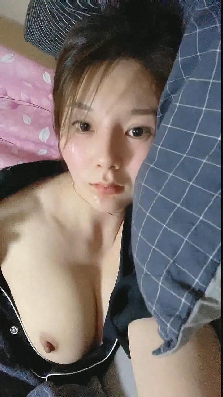 推特網紅女神小範冰冰肛塞抖臀打炮黑絲高跟誘惑／苗條騷母狗雙洞塞滿道具口交狠肏顏射.jpg