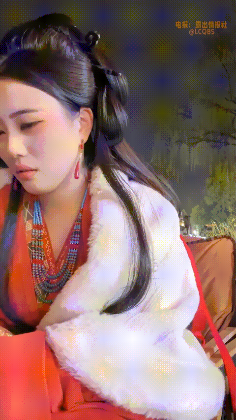 精品推荐 【小鱼糕冷】在职空姐古城穿汉服户外跳蛋露出空姐制服在球场无套狂操巨乳空.gif
