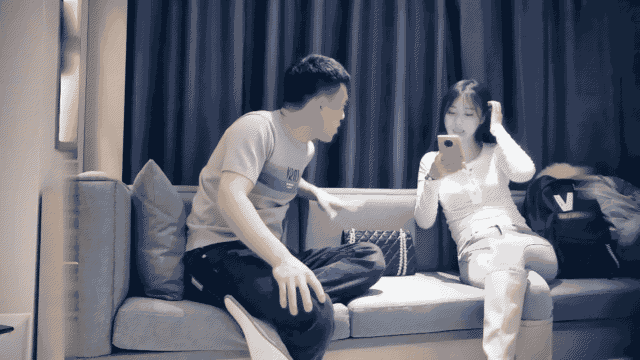 【七天高端外围】极品影视学院毕业生_高颜值好身材牛仔裤大奶妹，舔奶特写口交抬腿侧.gif
