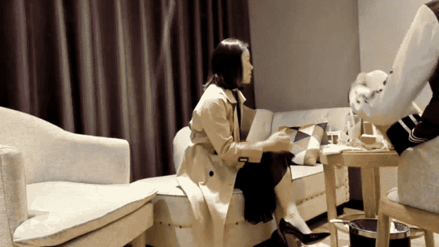【瘦子探花】再约良家少妇，极品美腿高跟鞋，各种姿势轮番输出，太爽还想要再干一炮_5.gif