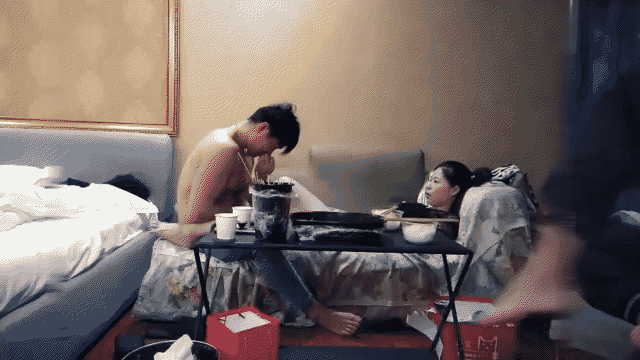【肌肉佬探花】约了个大奶少妇性，翘起屁股交沙发上操手指扣逼抬腿抽插猛操_5p.gif.gif