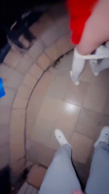 兄妹乱伦 意淫自己妹妹，爸妈睡着后拉着妹妹在天台做爱，面对城市的夜景后入蜜桃臀小.gif