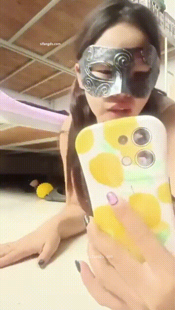 抖音颜值少妇【奶仙气儿】道具自慰，榜一专属调教，潮喷后把地上的逼水舔干净1738 (2).gif